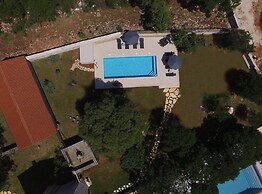 Tranquil Getaway With Shared Pool in Bale