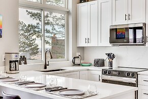 Walk to Trail: 'lookout Landing' Newly Built Home!