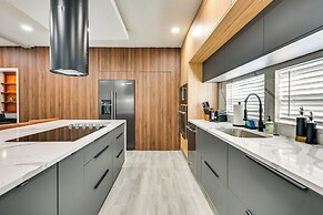 Modern Lakeland Golf Retreat w/ Putting Green