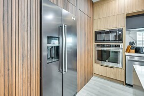 Modern Lakeland Golf Retreat w/ Putting Green