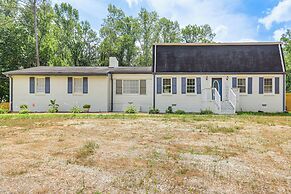 Entertainment-ready Yard: Spacious Riverdale Home