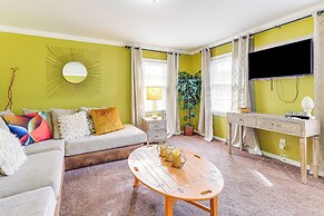 Entertainment-ready Yard: Spacious Riverdale Home