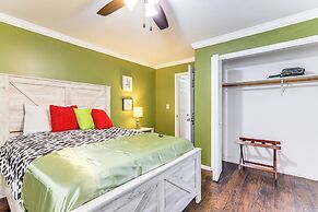 Entertainment-ready Yard: Spacious Riverdale Home