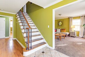 Entertainment-ready Yard: Spacious Riverdale Home