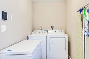 Entertainment-ready Yard: Spacious Riverdale Home