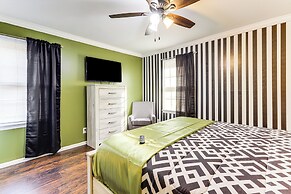 Entertainment-ready Yard: Spacious Riverdale Home