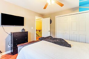 Entertainment-ready Yard: Spacious Riverdale Home