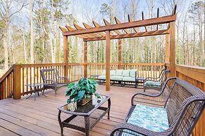 Entertainment-ready Yard: Spacious Riverdale Home