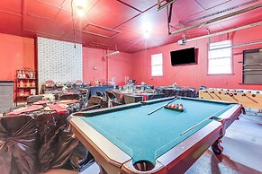 Entertainment-ready Yard: Spacious Riverdale Home