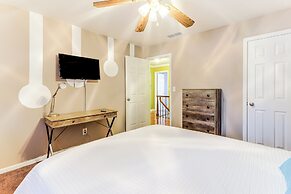 Entertainment-ready Yard: Spacious Riverdale Home