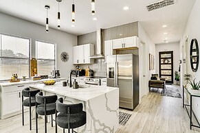 Walk to Lake: Modern Pet-friendly Home in Granbury