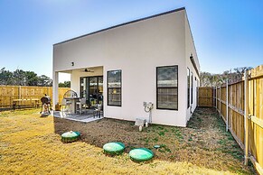 Walk to Lake: Modern Pet-friendly Home in Granbury