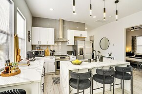 Walk to Lake: Modern Pet-friendly Home in Granbury