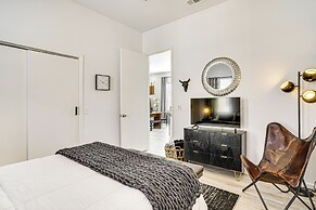 Walk to Lake: Modern Pet-friendly Home in Granbury