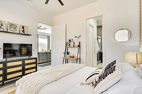 Walk to Lake: Modern Pet-friendly Home in Granbury