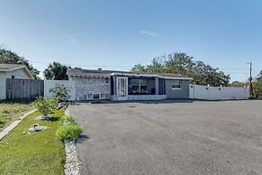 8 Mi to Sunset Beach: Home w/ Large Patio + Pool!