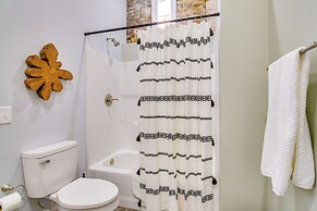 Dtwn Loft in the Heart of Monett: Pets Welcome!