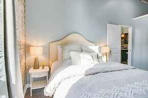 Dtwn Loft in the Heart of Monett: Pets Welcome!