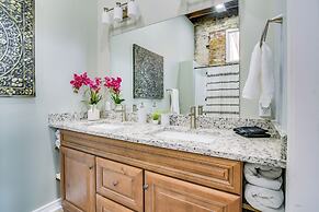 Dtwn Loft in the Heart of Monett: Pets Welcome!