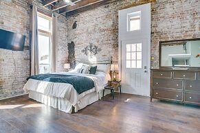 Dtwn Loft in the Heart of Monett: Pets Welcome!