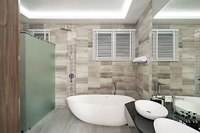 Aurora - 6BR Luxury Villa in Phuket