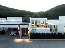 Aurora - 6BR Luxury Villa in Phuket