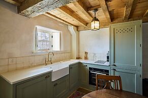 Host Stay Potters Cottage