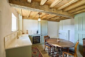 Host Stay Potters Cottage