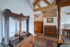 Host Stay Potters Cottage