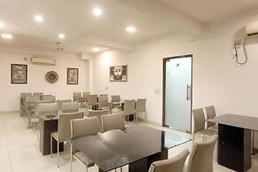 Hotel Emerald Suites & Banquet