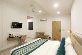 Hotel Emerald Suites & Banquet