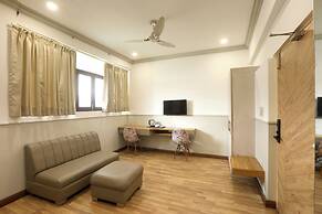 Hotel Emerald Suites & Banquet