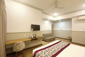 Hotel Emerald Suites & Banquet