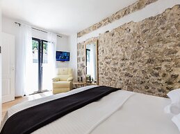 Charming Retreat With Lush Garden, BBQ & Sunlit Terrace Near Bibinje B