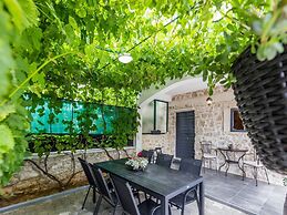 Charming Retreat With Lush Garden, BBQ & Sunlit Terrace Near Bibinje B