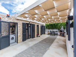 Charming Retreat With Lush Garden, BBQ & Sunlit Terrace Near Bibinje B