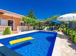 Relaxing Zadar Hideaway With Seasonal Pool & Seaside Charm