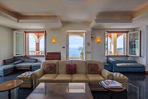 Villa Paradise-sleeps 20-pool-sea Views-pets