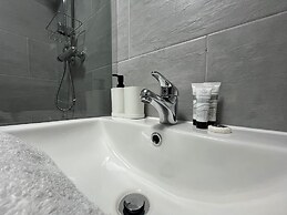 Spacious 4 Bed Home - Sleeps 7, Garden & Parking