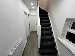 Spacious 4 Bed Home - Sleeps 7, Garden & Parking