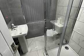 Spacious 4 Bed Home - Sleeps 7, Garden & Parking