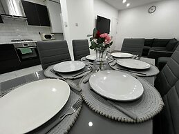 Spacious 4 Bed Home - Sleeps 7, Garden & Parking