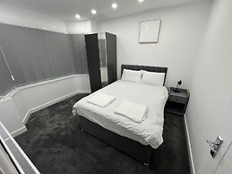 Spacious 4 Bed Home - Sleeps 7, Garden & Parking