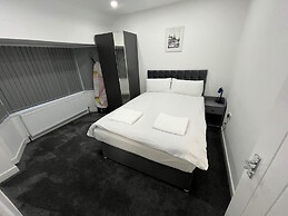 Spacious 4 Bed Home - Sleeps 7, Garden & Parking