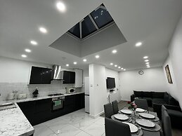 Spacious 4 Bed Home - Sleeps 7, Garden & Parking