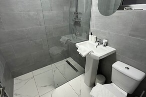 Spacious 4 Bed Home - Sleeps 7, Garden & Parking