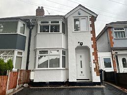 Spacious 4 Bed Home - Sleeps 7, Garden & Parking