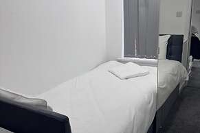 Spacious 4 Bed Home - Sleeps 7, Garden & Parking