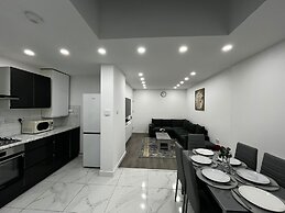 Spacious 4 Bed Home - Sleeps 7, Garden & Parking