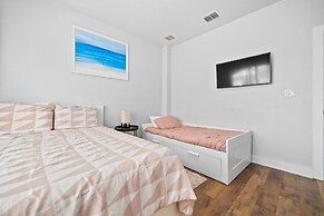 Huge Vacation Home! Community Boardwalk to the Beach